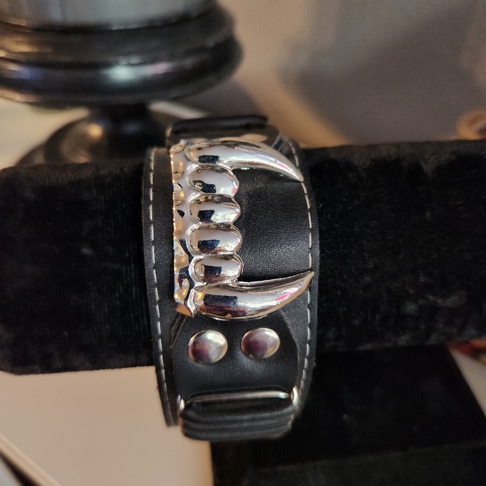 Vampire Cuff - Picture 4 of 4